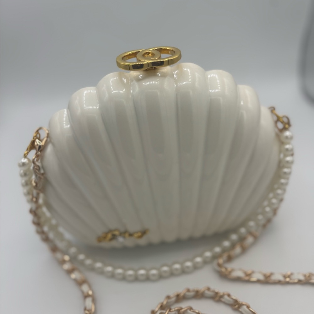 Elegant White Shell Crossbody Bag - Picture 3 of 7